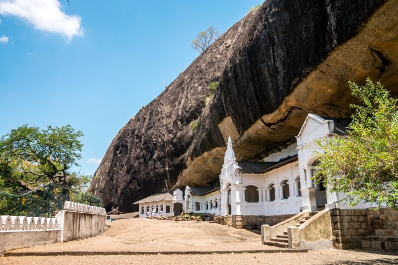 石窟のなかは異次元。岩を削り出して、洞窟と仏像を掘り込んだ黄金寺院！